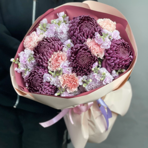 Букет "Софи" из хризантем Бигоуди, диантусов и ароматных маттиол в Звенигороде