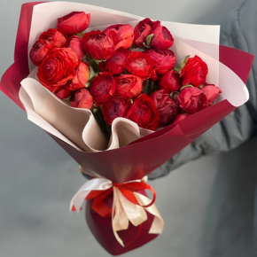 Букет из 21 красного ранункулюса в Звенигороде