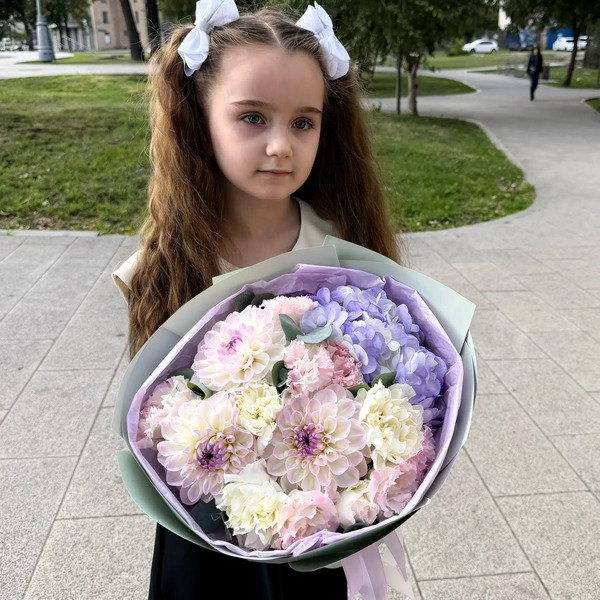 Букет на 1 сентября из сиреневой гортензии и георгин в Звенигороде