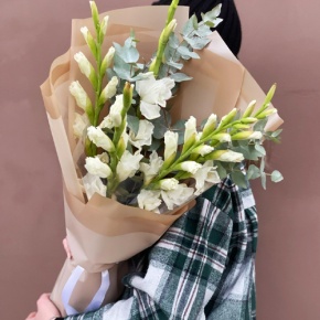 Букет из 5 белых гладиолусов и эвкалипта в Звенигороде
