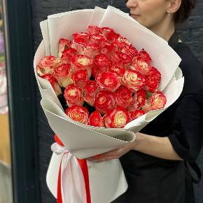 Букет " Клубничный коктейль" из 35 бело-красных роз в Звенигороде