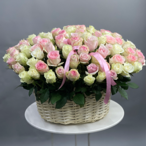 Композиция в корзине из 101 кенийской розы пастельный микс (40 см) в Звенигороде