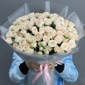 Букет из 35 кремовых кустовых роз (50 см) в Звенигороде