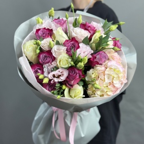 Букет из роз, гортензии и эустом в Звенигороде