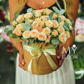 Композиция в шляпной коробке из кремовых кустовых роз в Звенигороде