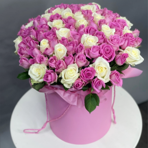 Композиция в шляпной коробке из 151 розы кения микс в Звенигороде