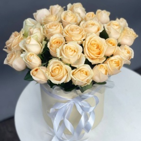 Композиция в шляпной коробке из 35 кремовых кенийских роз в Звенигороде