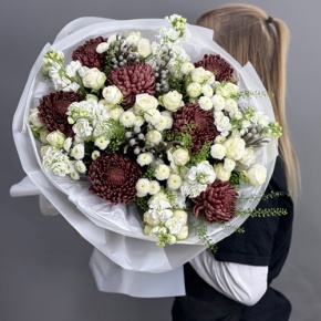 Букет "Шоколадный френч" из кустовых роз, хризантем Бигоуди, брунии, ароматных маттиол и сантини в Звенигороде