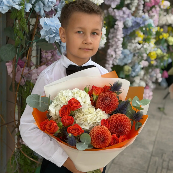 Букет на 1 сентября с белой гортензией, георгинами и эрингиумом в Звенигороде