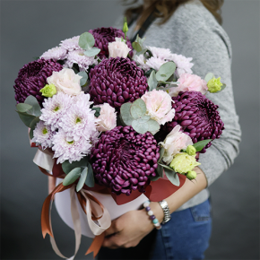 Композиция в шляпной коробке "Наденька" из хризантем Бигоуди, эустом и эвкалипта в Звенигороде