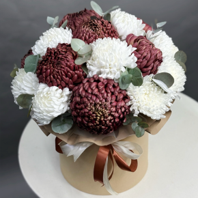 Композиция в шляпной коробке из 19 хризантем  в Звенигороде