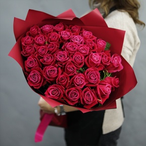 Букет из 35 малиновых роз Шангрила (50 см) в Звенигороде