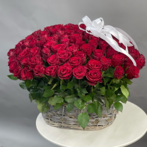 Композиция в корзине из 101 красной розы в Звенигороде