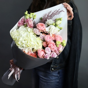 Букет "Иконика" из гортензий, кустовых пионовидных роз Джульетта и эустом в Звенигороде