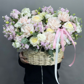 Композиция в корзине из роз Эквадор и ароматных маттиол в Звенигороде