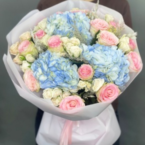 Букет "Легкий ветерок" из роз, конифера и гортензий в Звенигороде