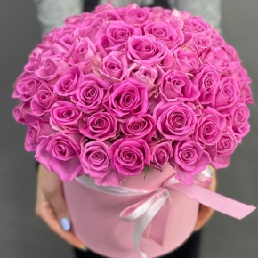 Композиция в шляпной коробке из 71 кенийской розы в Звенигороде