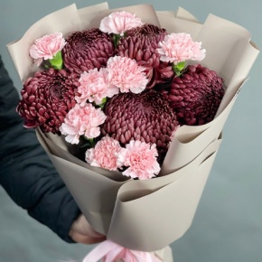 Букет из хризантем Бигоуди и розовых диантусов в Звенигороде