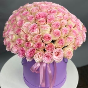 Композиция в шляпной коробке из 151 розы кения в Звенигороде