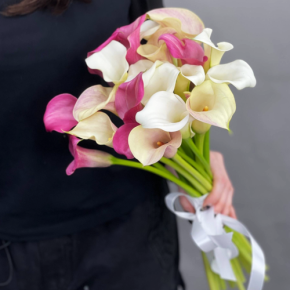 Букет из 21 каллы микс в Звенигороде