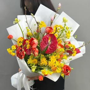 Букет с кустовыми ранункулюсами, антуриумом, тюльпанами и нарциссами в Звенигороде