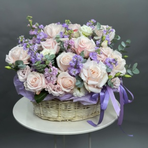 Композиция в корзине из французских роз и ароматных маттиол в Звенигороде