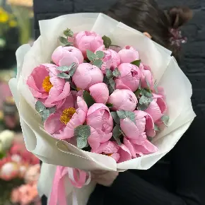 Букет из 15 лососевых пионов с эвкалиптом в Звенигороде