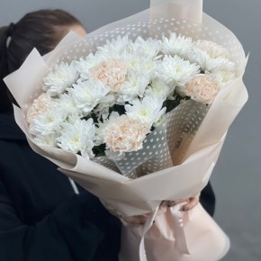 Букет из хризантем и диантусов пудра в Звенигороде