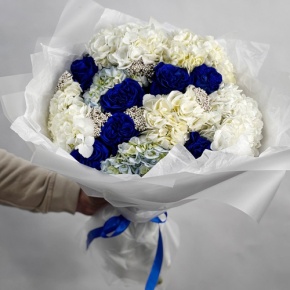 Букет "Моника" из белых гортензий, синих роз Эквадор и озатамнуса в Звенигороде