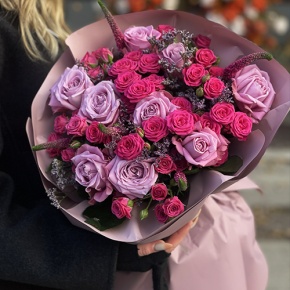 Букет "Малиновый вечер" из кустовых малиновых роз, вероники, лимониума и роз Меритим в Звенигороде