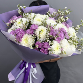 Букет "Лола" из хризантем Магнум, хамелациума и кустовых хризантем в Звенигороде