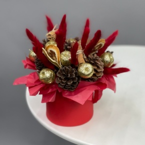 Композиция в шляпной коробке "Глинтвейн золото" из шишек, корицы и лагуруса в Звенигороде