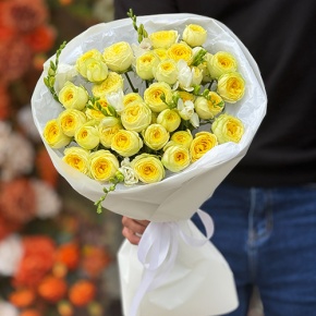 Букет "Всё решено" из лимонных пионовидных кустовых роз и ароматных фрезий в Звенигороде
