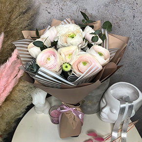 Букет розовых ранункулюсов в Звенигороде