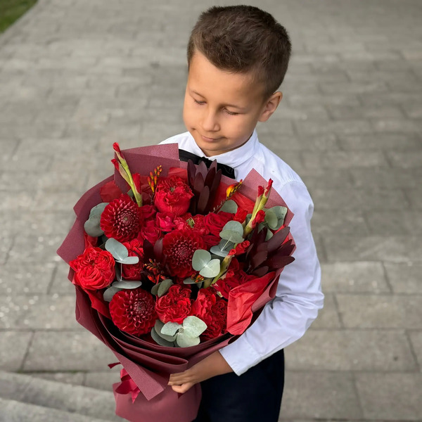 Букет с георгинами, розами и леукадендроном в Звенигороде