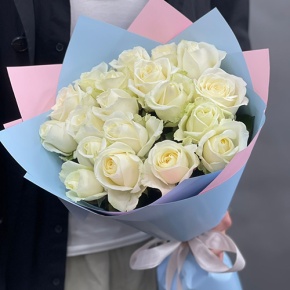 Букет 19 белых роз Аваланж (50 см) в Звенигороде