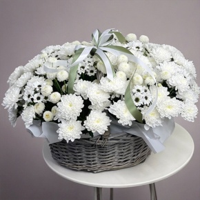 Композиция в корзине "Снежная лавина" из хризантем в Звенигороде