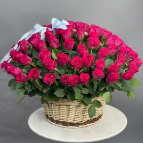 Композиция в корзине из 151 малиновой розы в Звенигороде