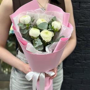 Букет-комплимент из 5 белых ранункулюсов в Звенигороде