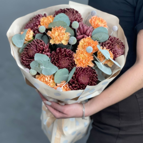 Букет "Персиковый раф" из хризантем Бигоуди, краспедии и диантусов в Звенигороде