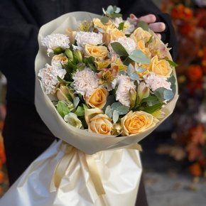 Букет "Пломбирный" из роз Аваланж, диантусов, альстромерий и эвкалипта в Звенигороде