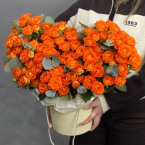 Композиция в шляпной коробке "Закат" из кустовых роз и эвкалипта в Звенигороде