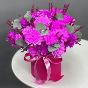 Композиция в шляпной коробке "Магия розового" из хризантем и лаванды в Звенигороде