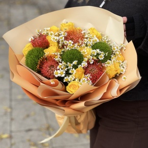 Букет "Зельда" из диантусов Lux, лимонных роз, лейко и ромашек в Звенигороде