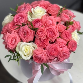 Композиция в шляпной коробке из белых и кустовых коралловых роз в Звенигороде