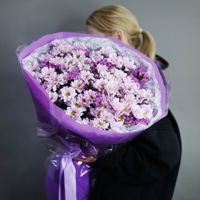 Букет "Лавандовый раф" из кустовых 15 хризантем и статицы в Звенигороде