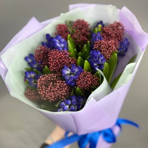 Букет "Твой яркий день" из гиацинтов и скиммии в Звенигороде