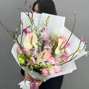 Авторский букет с антуриумами, ранункулюсами и цветущими ветками магнолии в Звенигороде