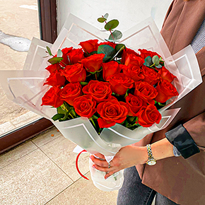 Букет из 25 красных роз с эвкалиптом в Звенигороде