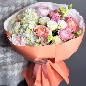 Букет "Мармеладка" из ранункулюсов, гортензии, эустомы и пионовидных роз в Звенигороде